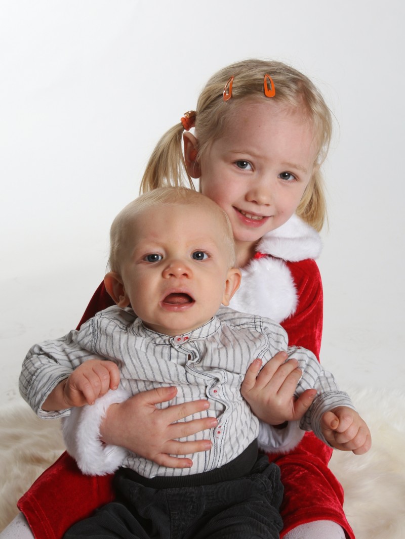 Tuva, 3,5 år och Emil Lundfeldt, 9 månader, Umeå, skickar julhälsningar till mormor, morfar, farmor, morbror Daniel, Viktoria och kusinerna Sara och Linas.
